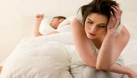 Bị mọc mụn ở l&ocirc;ng mu v&ugrave;ng k&iacute;n l&agrave; biểu hiện của bệnh g&igrave;?